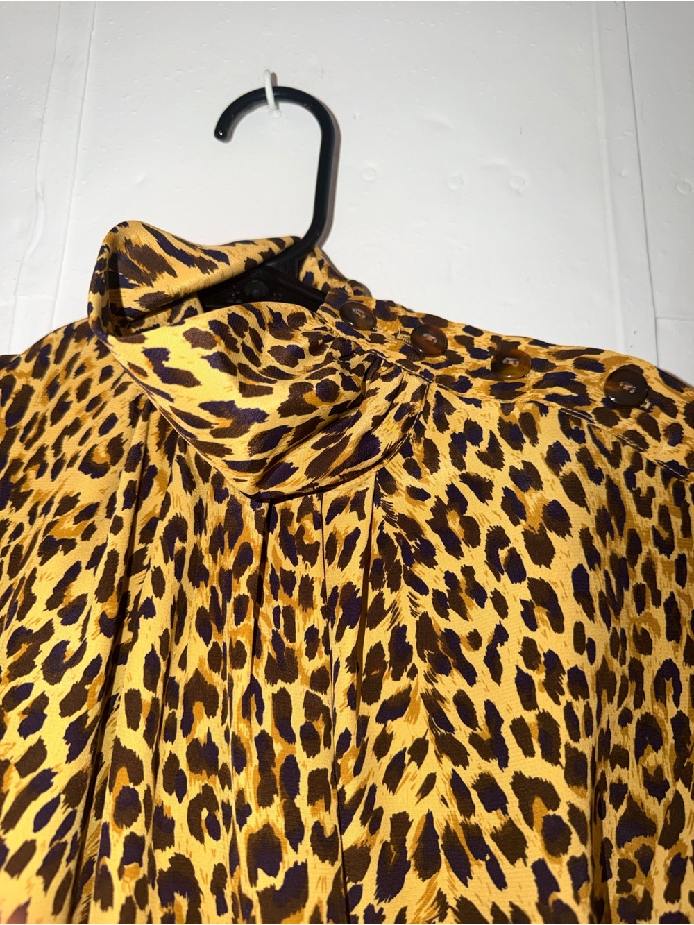 JH Collectibles Leopard Print High-Neck Blouse in Yellow and Black mob wife - Picture 4 of 7